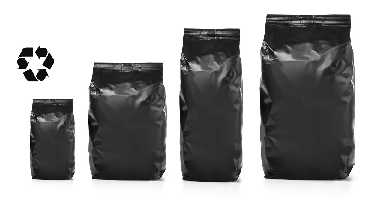 Black pigment for recyclable plastic packaging